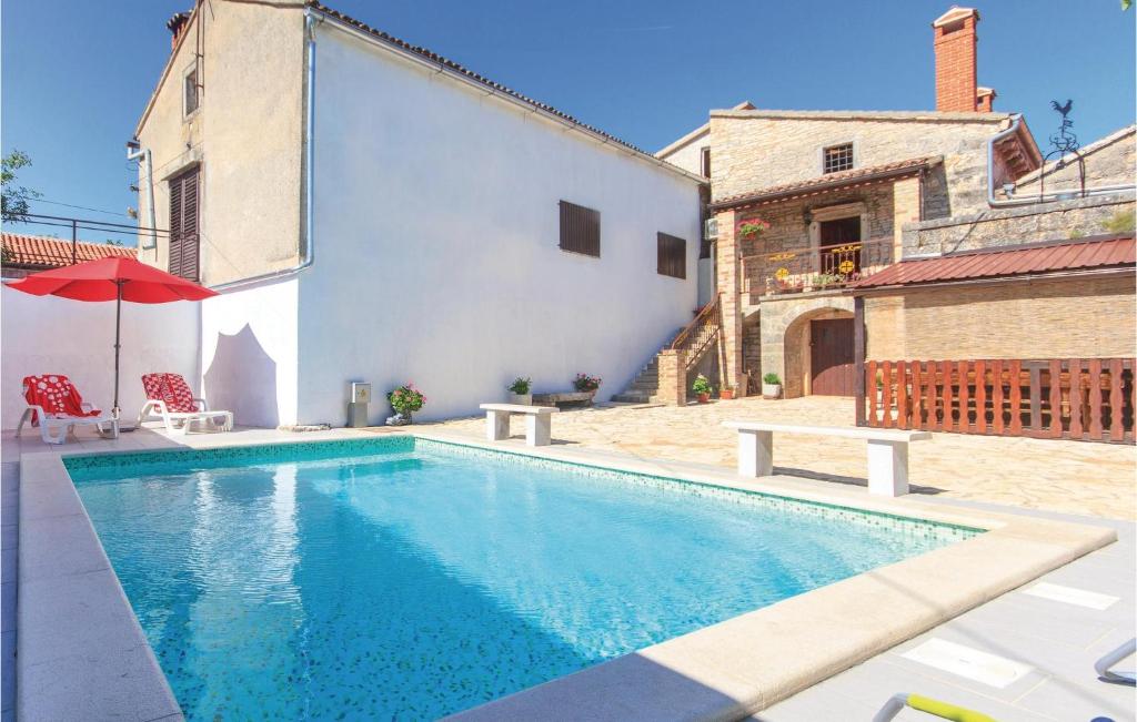 Bazén v ubytovaní Holiday Home Stifanici Iii alebo v jeho blízkosti