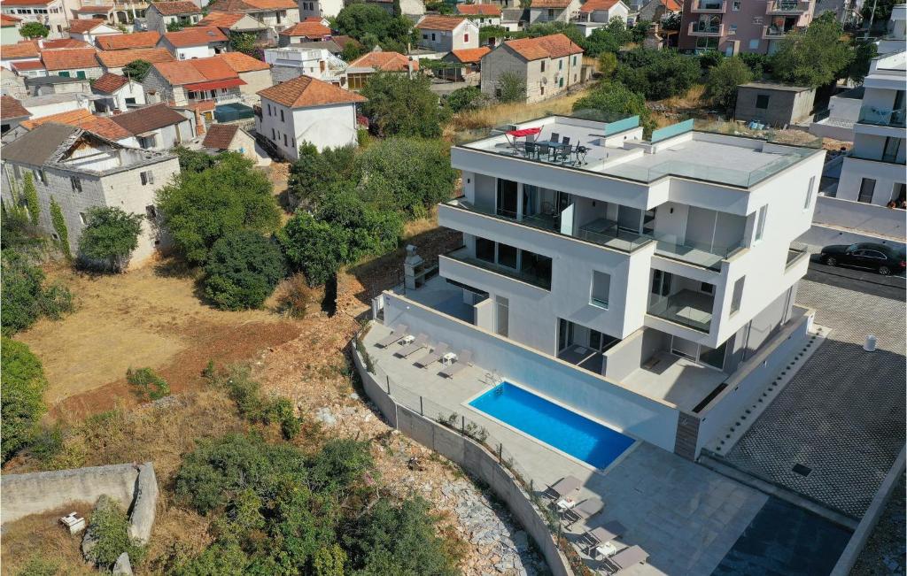 Una vista aérea de una casa blanca con un tren. en Lovely Apartment In Okrug Gornji, en Trogir