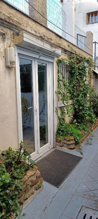 - une entrée pour une maison avec une porte en verre dans l'établissement Studio indépendant de plain pied agréé Chèques Vacances, à Drancy
