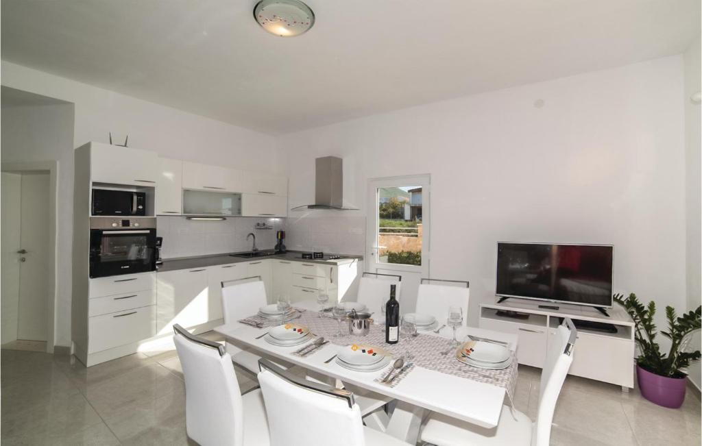 Kuchyňa alebo kuchynka v ubytovaní Three-Bedroom Holiday Home In Kastel Sucurac
