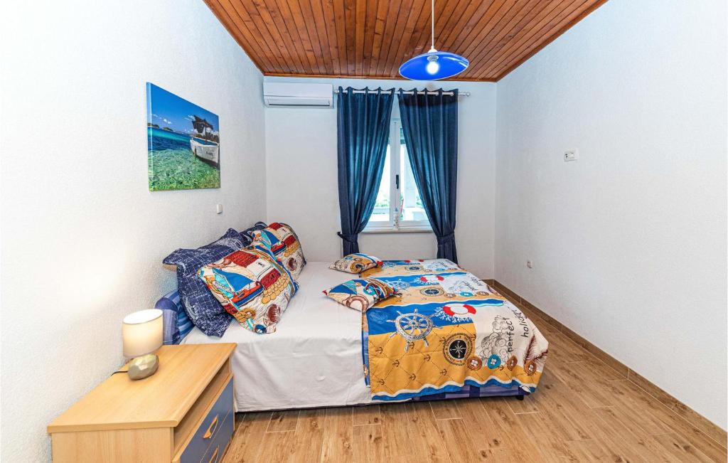 Posteľ alebo postele v izbe v ubytovaní Beautiful Apartment In Kastel Stafilic