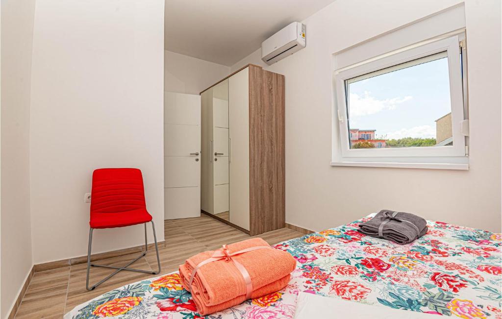 Postel nebo postele na pokoji v ubytování Cozy Apartment In Brodarica With Wifi