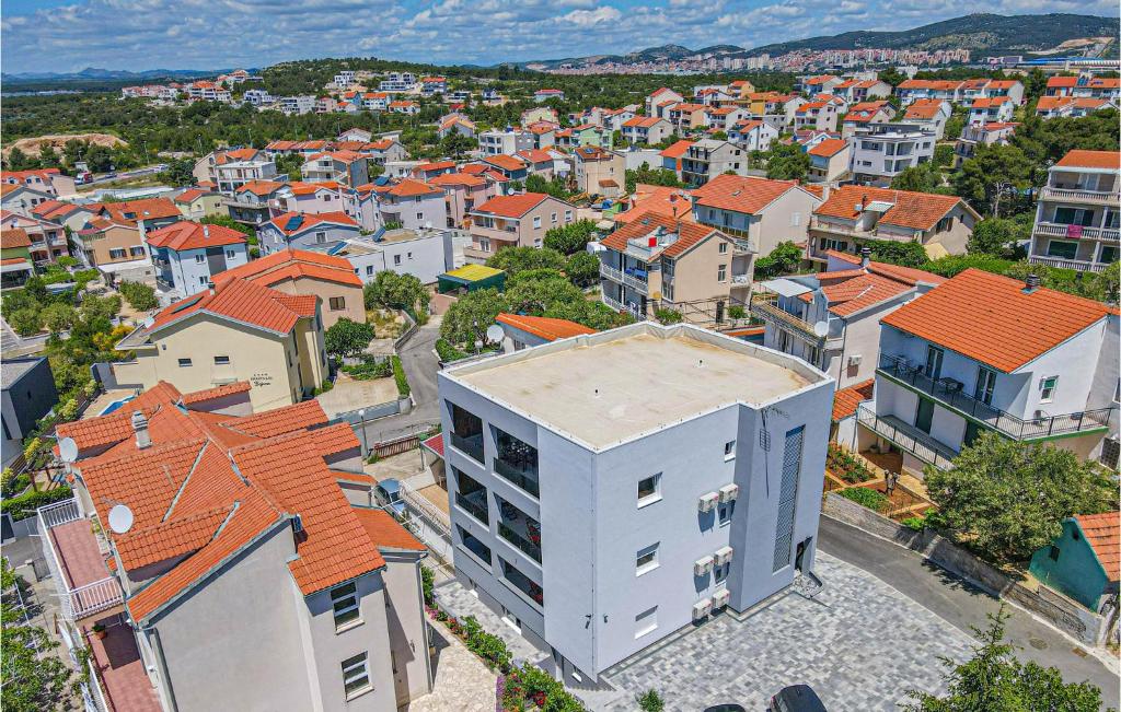 Nespecifikovaný výhled na destinaci Brodarica nebo výhled na město při pohledu z apartmánu