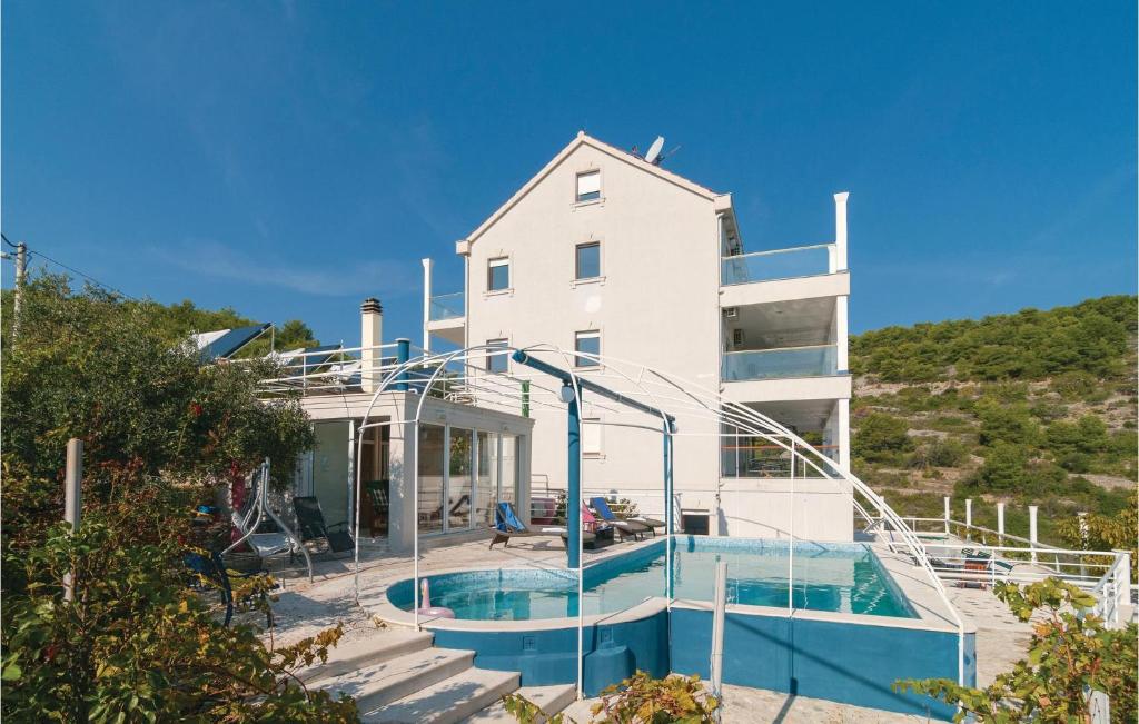 Piscine de l'établissement Awesome Home In Stomorska With Kitchen ou située à proximité