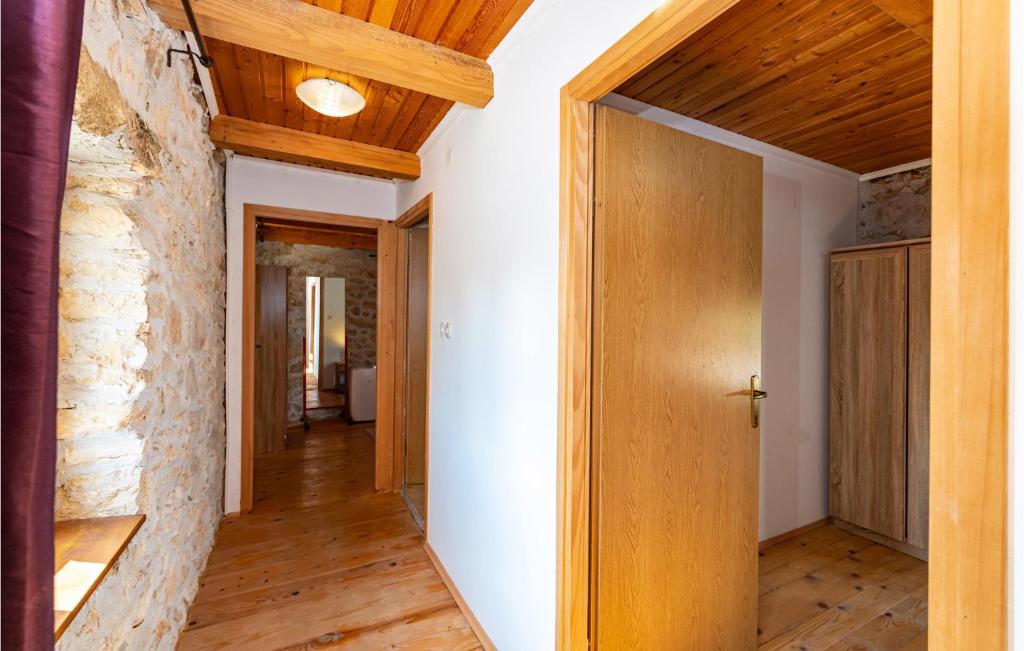 Zdjęcie z galerii obiektu Gorgeous Home In Lisane Tinjske w mieście Lišane Tinjske