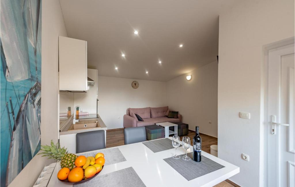Kuchyňa alebo kuchynka v ubytovaní 1 Bedroom Gorgeous Apartment In Zadar