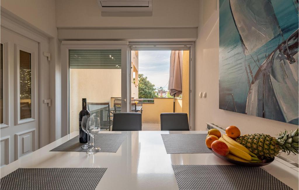 Posedenie v ubytovaní 1 Bedroom Gorgeous Apartment In Zadar