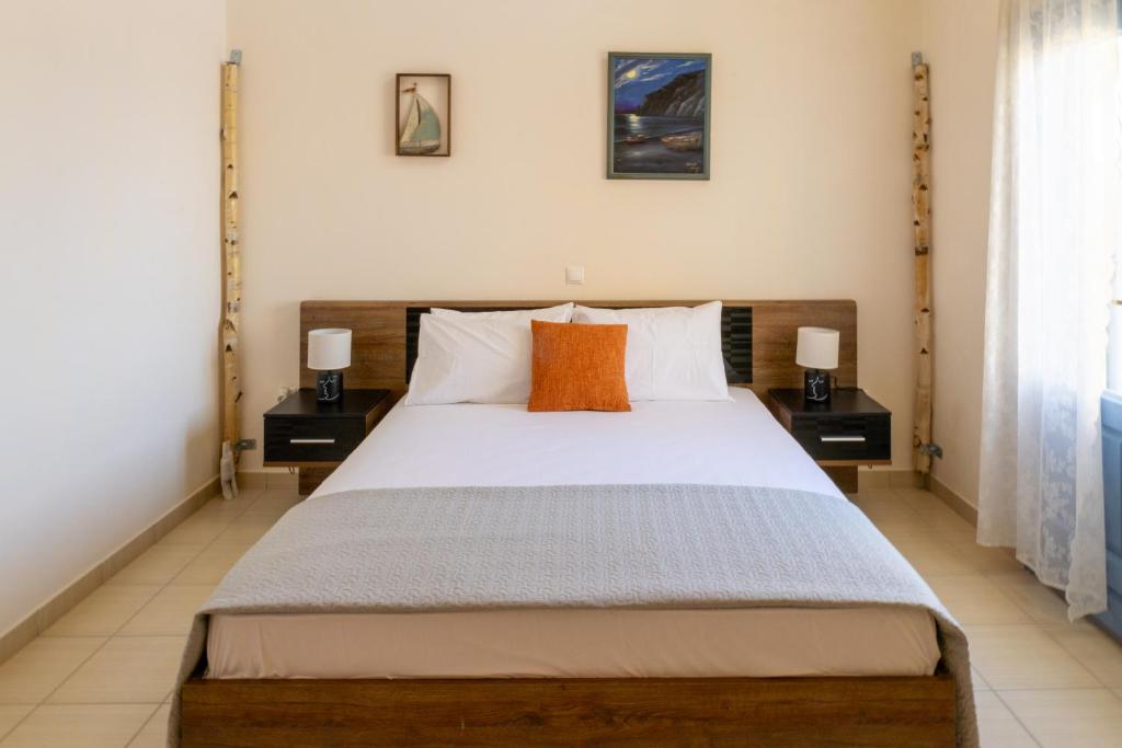 En eller flere senge i et værelse på Villa Kirina Private Traditional House