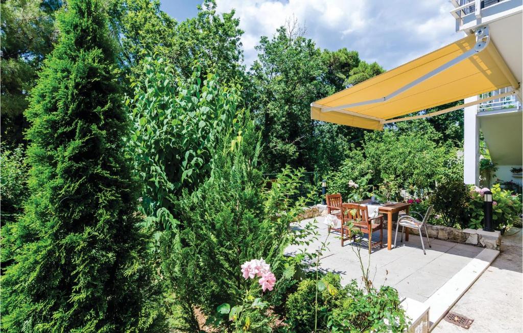 Vonkajšia záhrada v ubytovaní One-Bedroom Apartment Bosanka 08