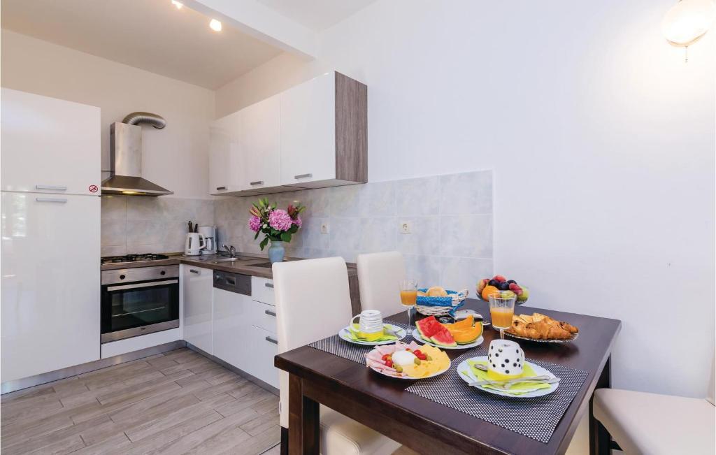 Kuchyňa alebo kuchynka v ubytovaní One-Bedroom Apartment Bosanka 08