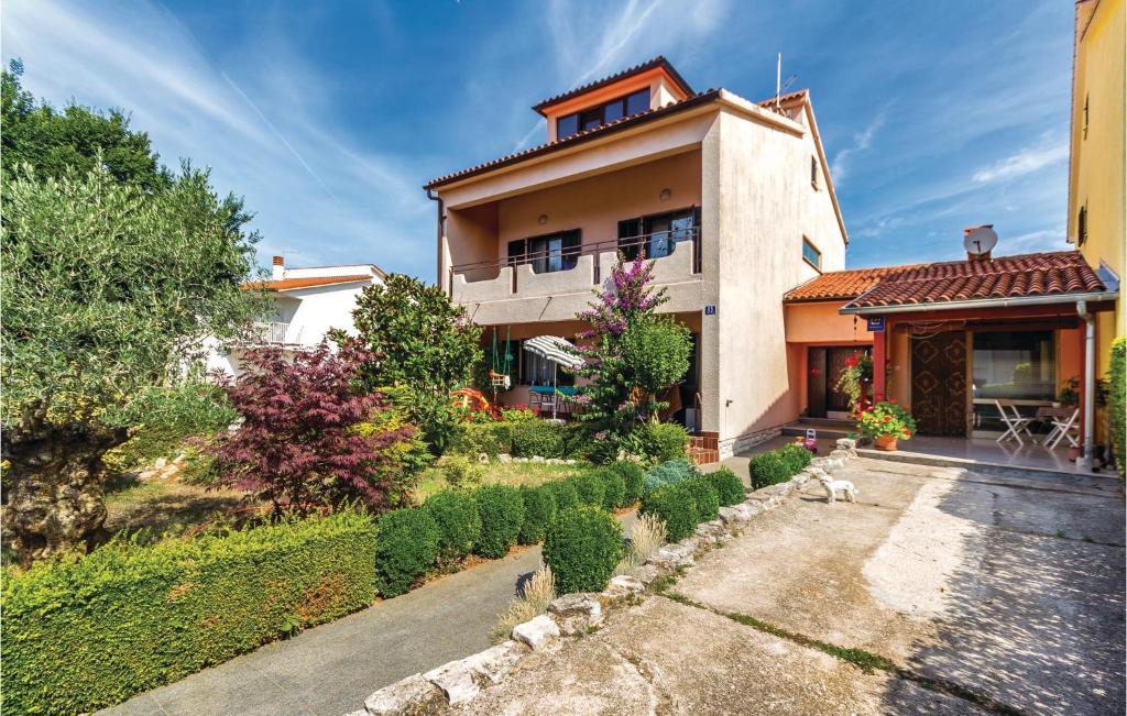 dom z psem siedzącym przed nim w obiekcie Apartment Fazana - 07 w Fažanie
