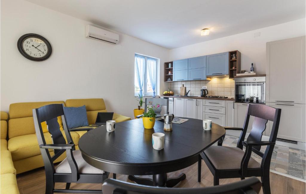 Kuchnia lub aneks kuchenny w obiekcie 2 Bedroom Lovely Apartment In Fazana