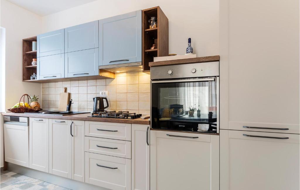 Kuchnia lub aneks kuchenny w obiekcie 2 Bedroom Lovely Apartment In Fazana