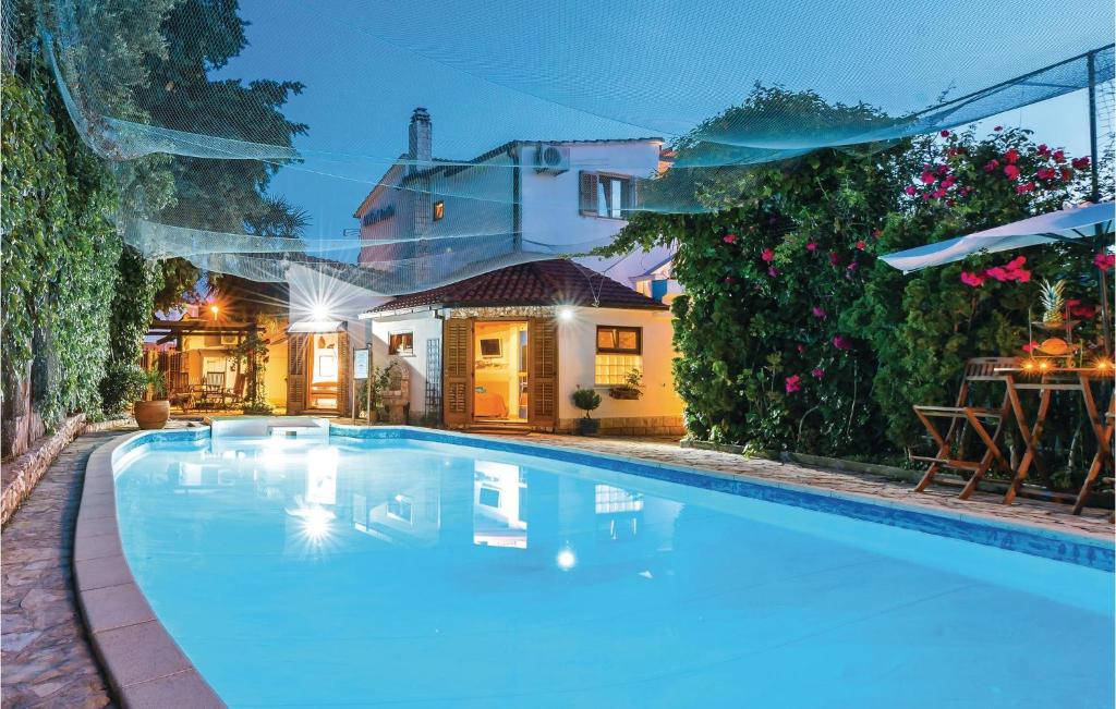Hồ bơi trong/gần Lovely Home In Rogoznica With Jacuzzi