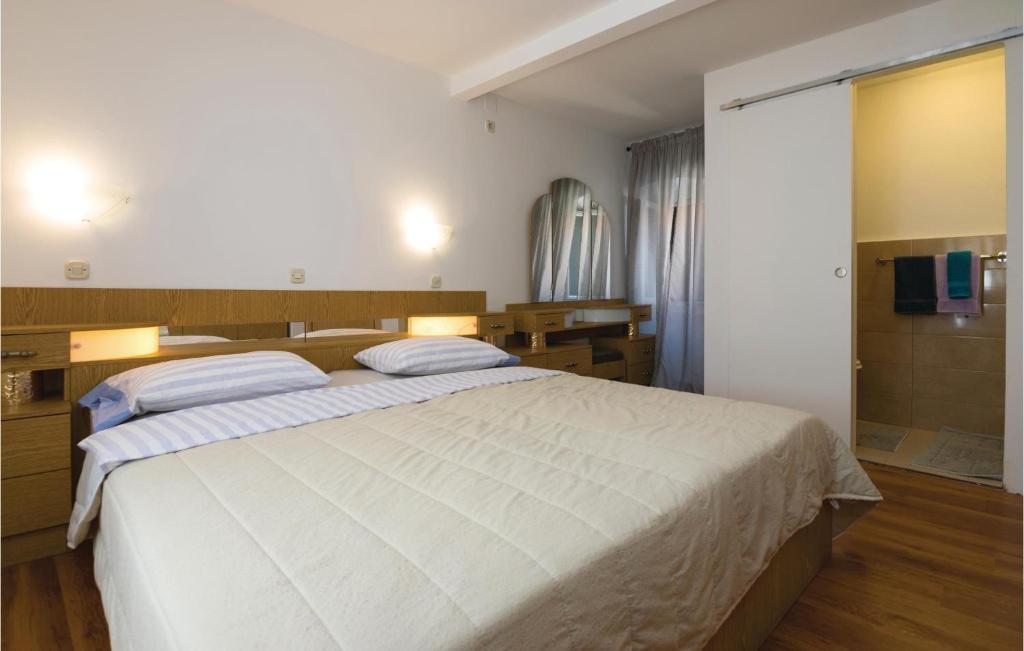 Łóżko lub łóżka w pokoju w obiekcie 3 Bedroom Beautiful Home In Veli Iz