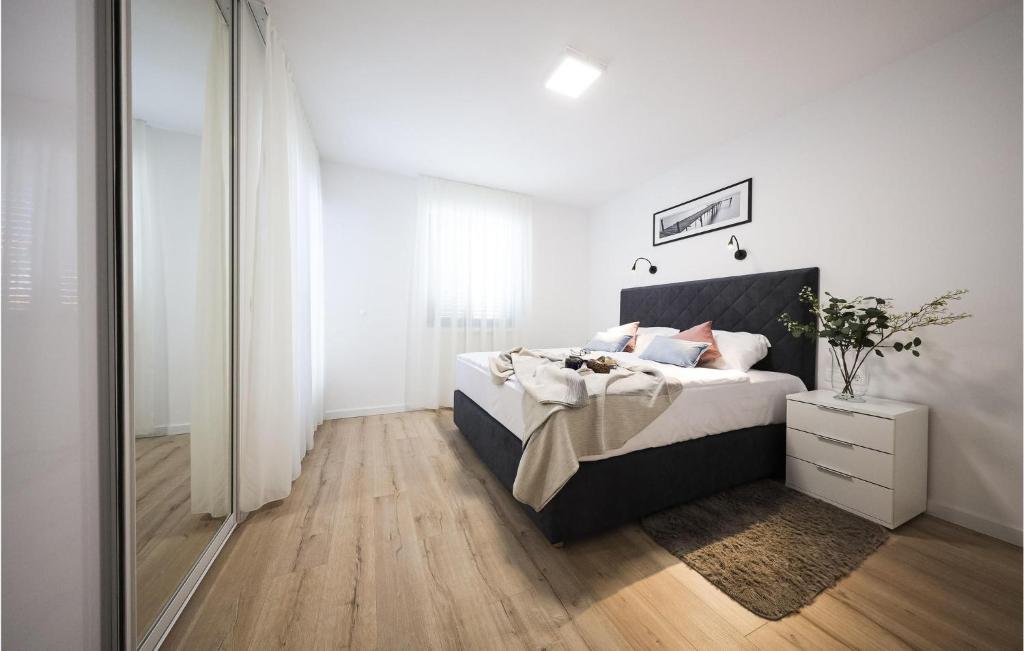 Łóżko lub łóżka w pokoju w obiekcie 1 Bedroom Lovely Apartment In Zadar