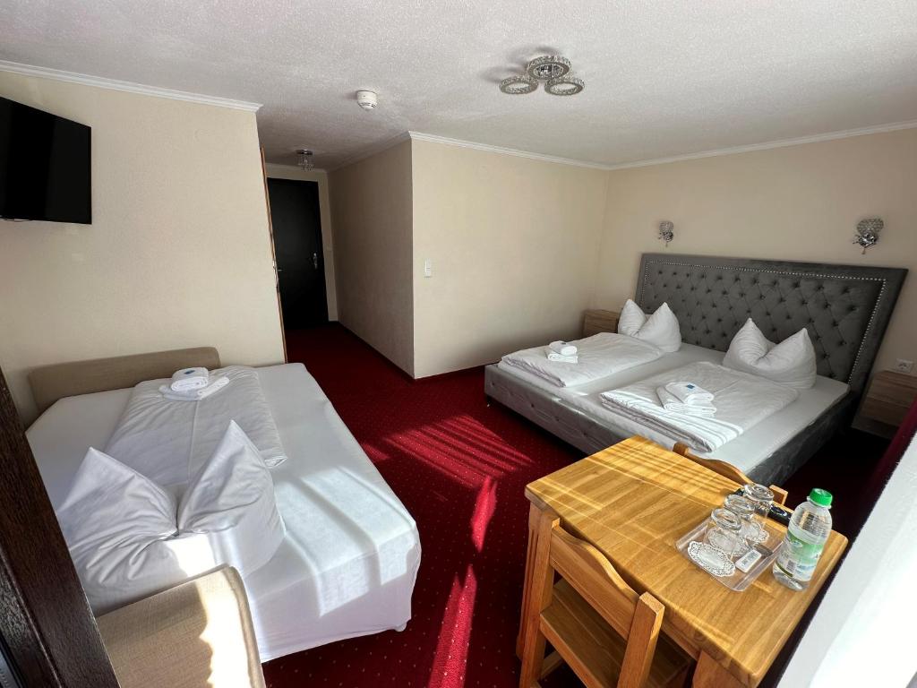 Postel nebo postele na pokoji v ubytování Hotel Gundl Alm