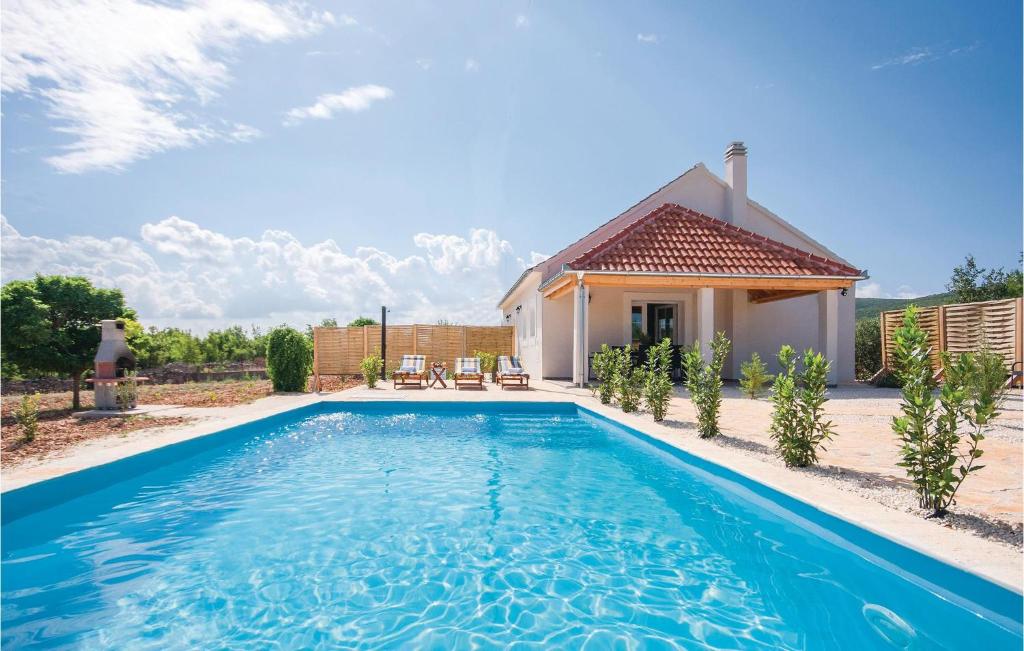 Bazén v ubytovaní Two-Bedroom Holiday Home In Radonic alebo v jeho blízkosti