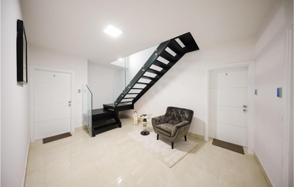 Telewizja i/lub zestaw kina domowego w obiekcie 1 Bedroom Lovely Apartment In Zadar