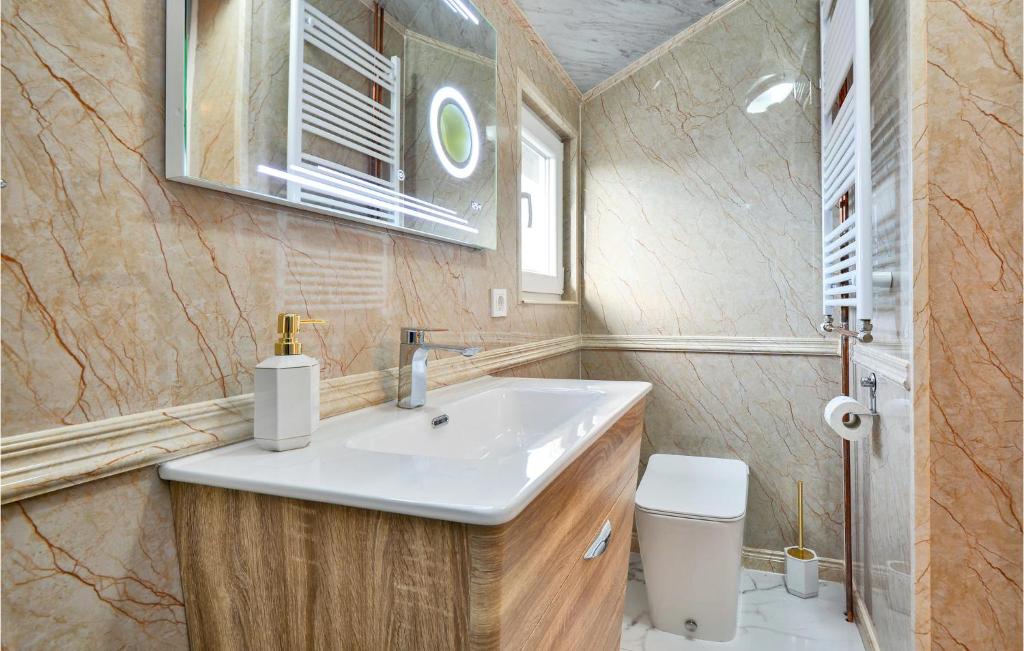 Kúpeľňa v ubytovaní Awesome Home In Zagreb With Sauna