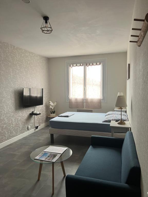 Katil atau katil-katil dalam bilik di Joli studio avec parking privé, bien situé