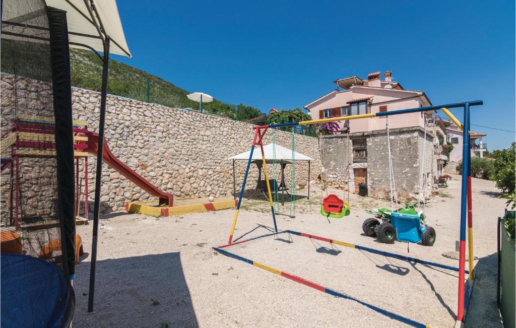 Plac zabaw dla dzieci w obiekcie 3 Bedroom Cozy Apartment In Labin