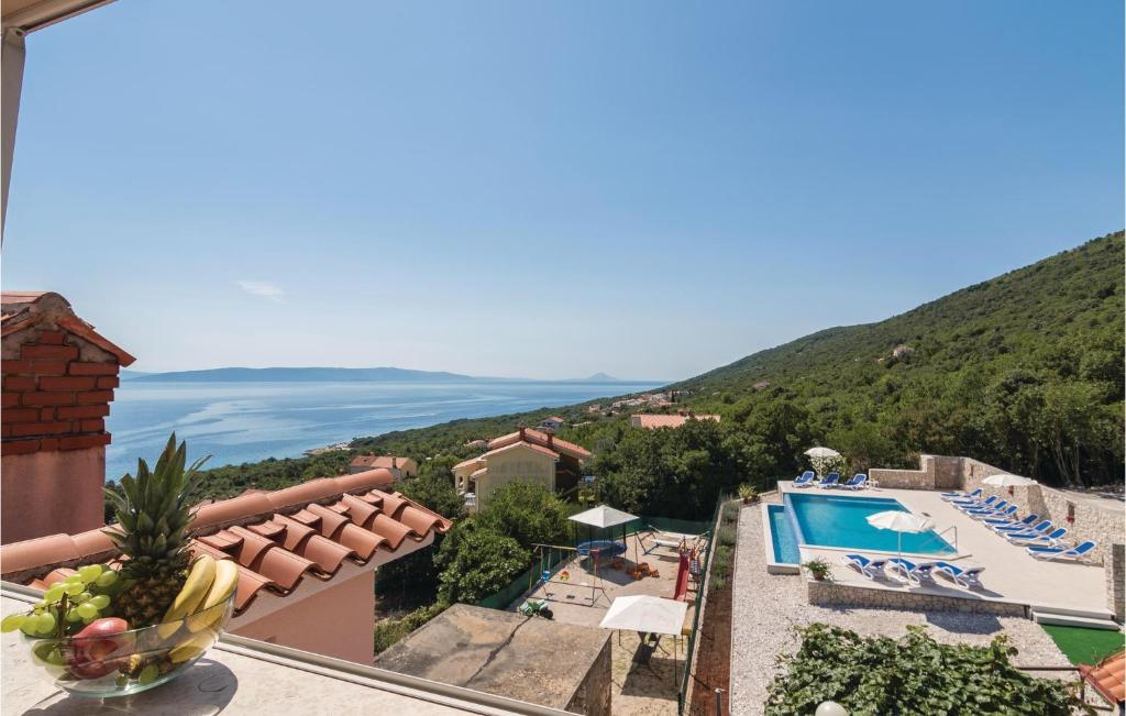 widok na ośrodek z basenem i ocean w obiekcie 3 Bedroom Cozy Apartment In Labin w mieście Ravni