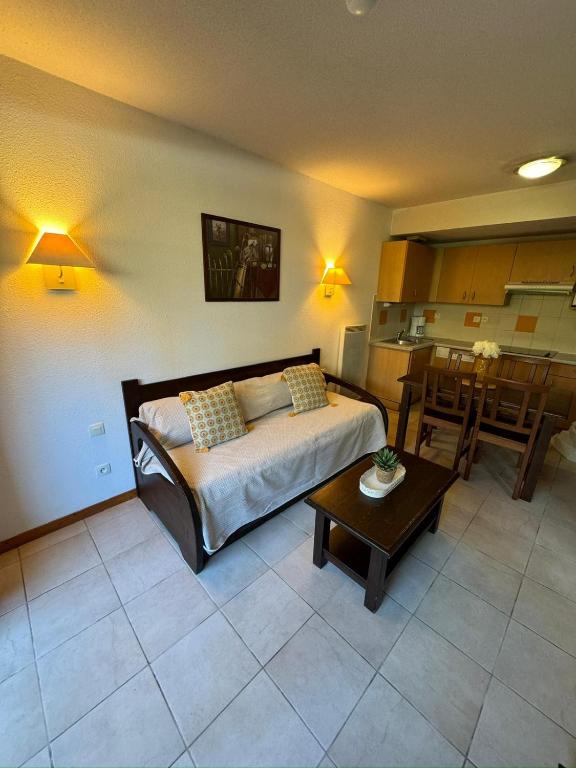 une chambre avec un lit et une table et une cuisine dans l'établissement Chez Adelaïde, à Levernois