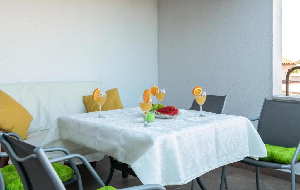 Posezení v ubytování Pet Friendly Home In Peruski With Wifi