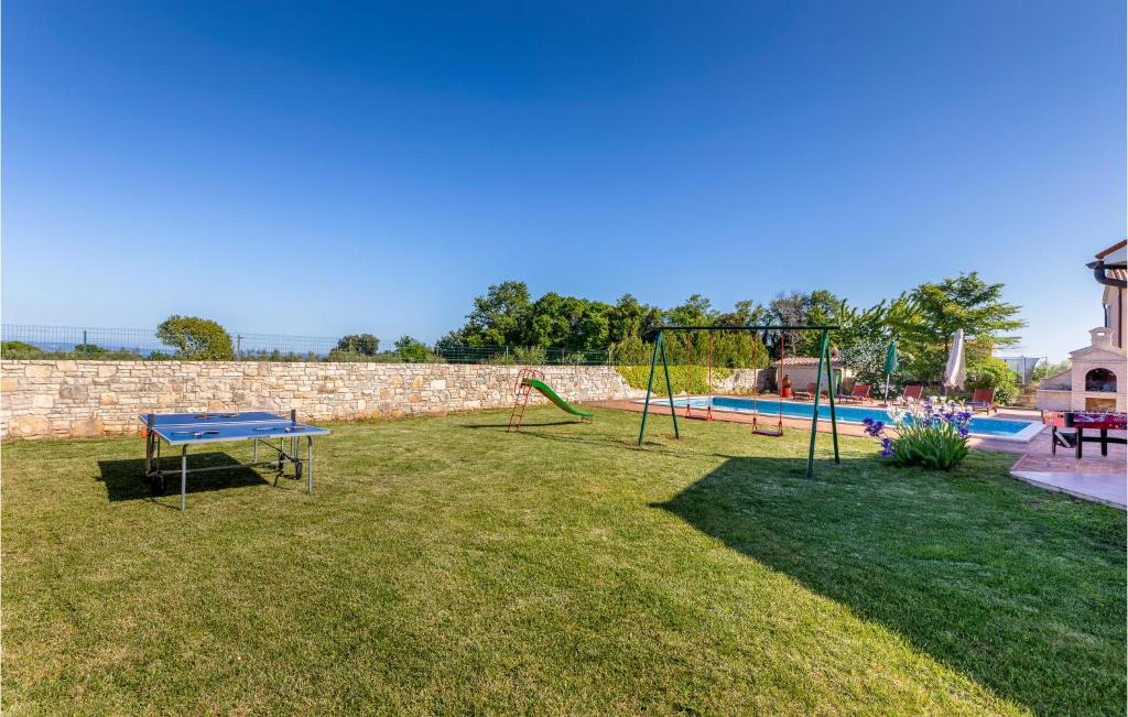 Bazén v ubytovaní Holiday Home Valtura Valtura alebo v jeho blízkosti