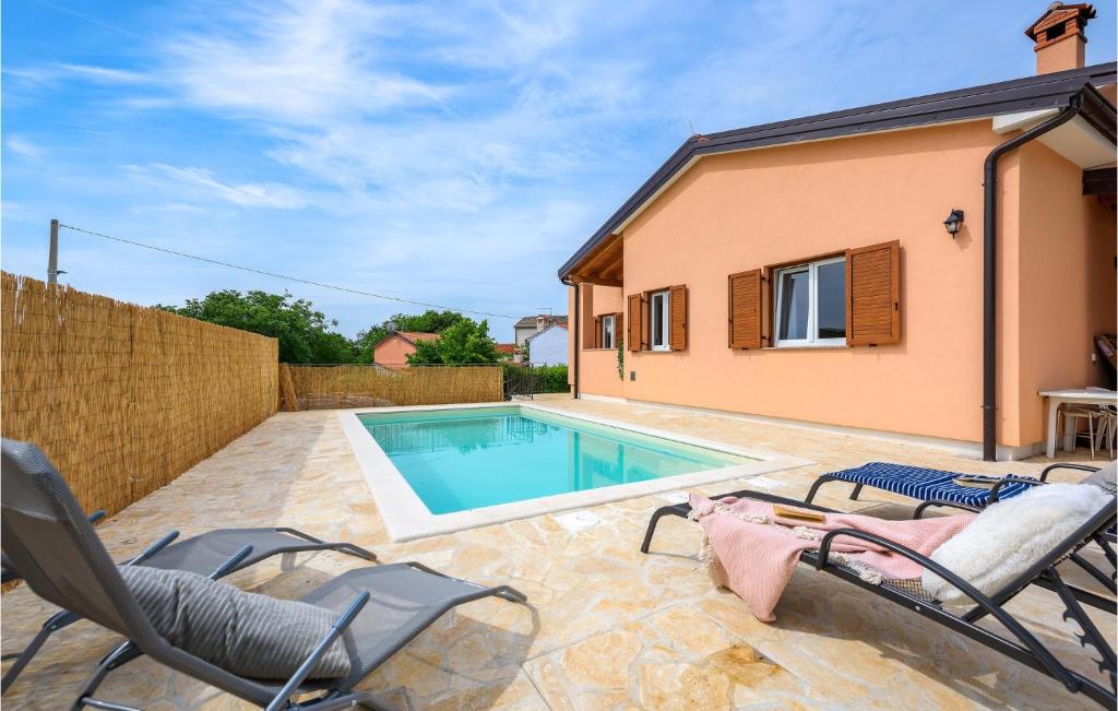 Bazén v ubytovaní Cozy Home In Buje With Wifi alebo v jeho blízkosti