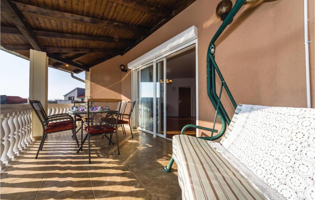 Balkón nebo terasa v ubytování Three-Bedroom Apartment Maslenica With Sea View 08