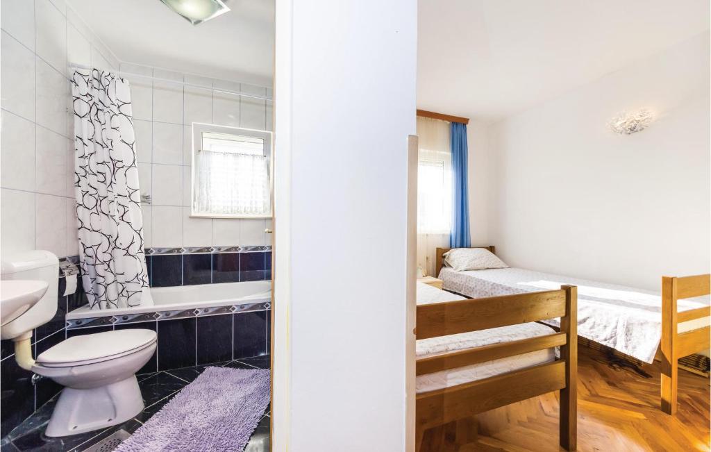 Koupelna v ubytování Three-Bedroom Apartment Maslenica With Sea View 08