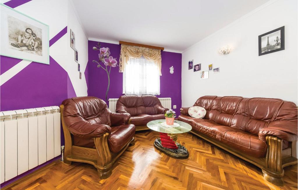 Posezení v ubytování Three-Bedroom Apartment Maslenica With Sea View 08
