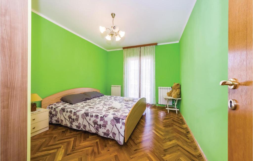 Postel nebo postele na pokoji v ubytování Three-Bedroom Apartment Maslenica With Sea View 08