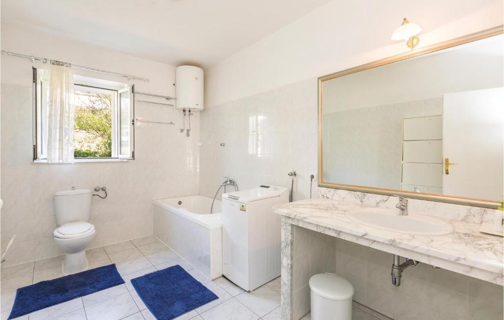 Kúpeľňa v ubytovaní 3 Bedroom Cozy Apartment In Makarska