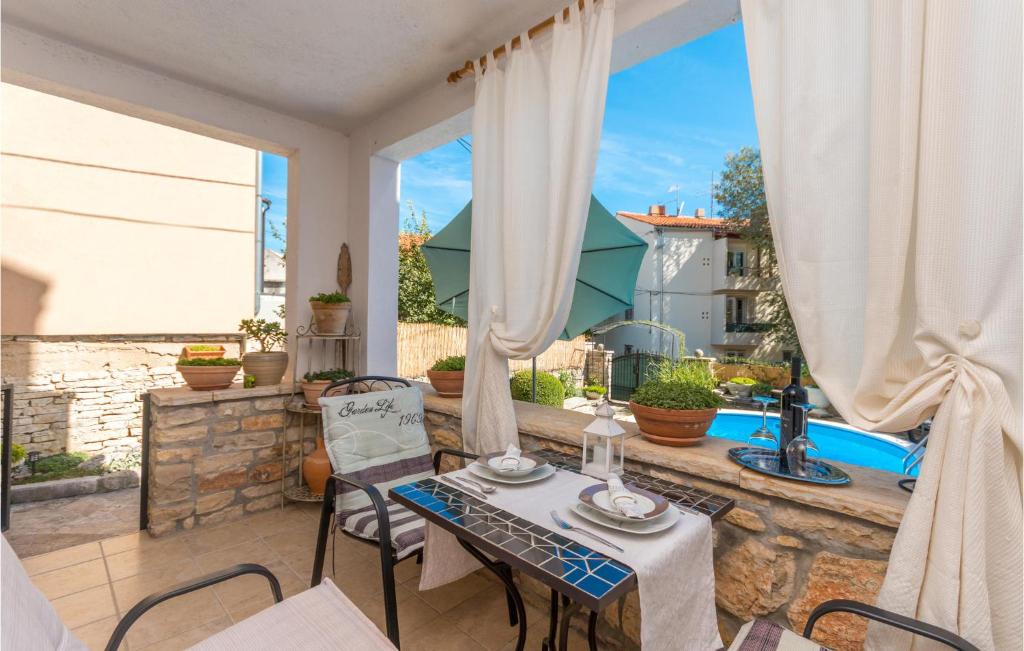 Bazén v ubytovaní Two-Bedroom Holiday Home In Benkovac alebo v jeho blízkosti
