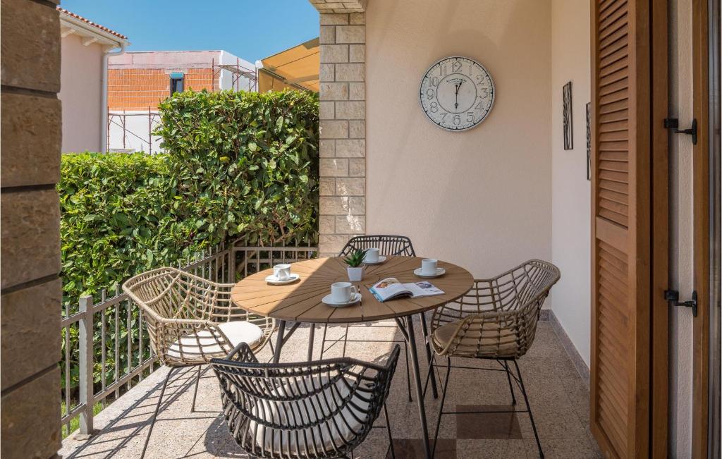 Balkon lub taras w obiekcie Holiday Home Kastelir 50 With Outdoor Swimmingpool