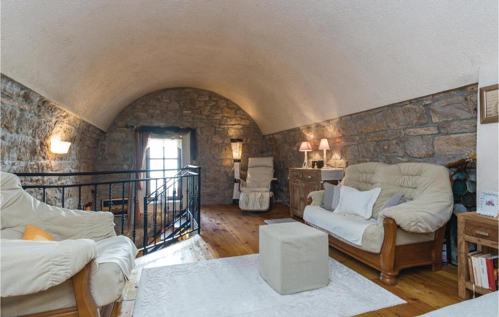 Posedenie v ubytovaní Two-Bedroom Holiday Home In Benkovac