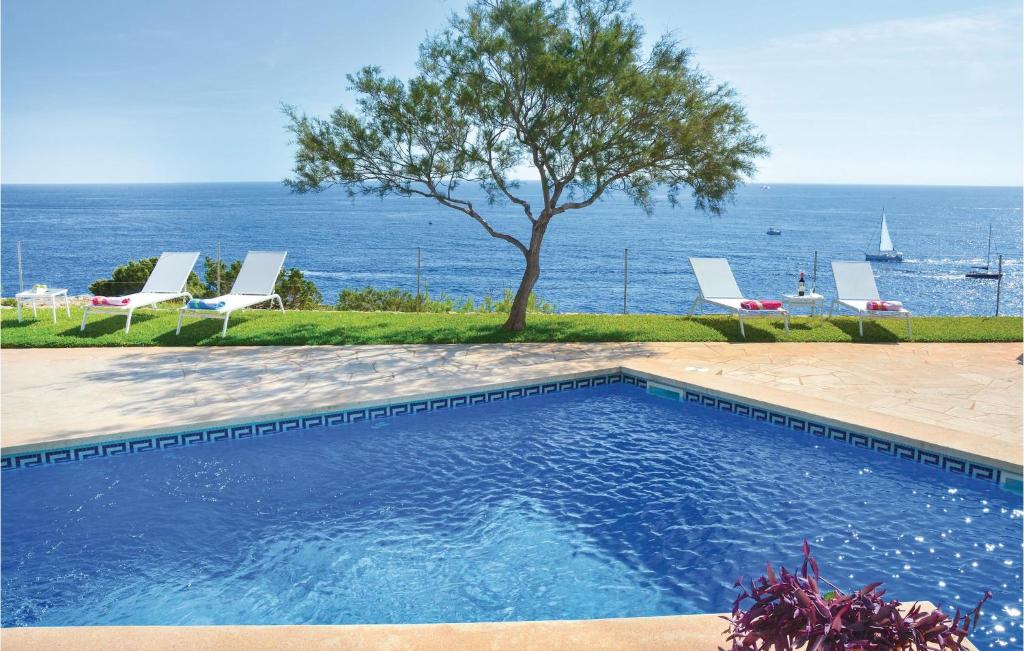 Bazén v ubytování 4 Bedroom Nice Home In Porto Colom nebo v jeho okolí