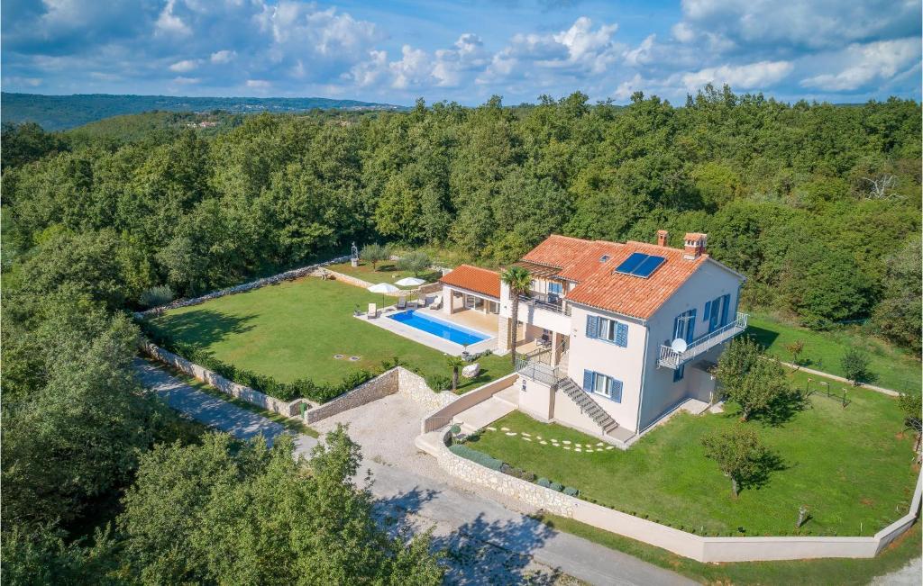 una vista aérea de una casa con piscina en Stunning Apartment In Labin With Sauna, en Labin