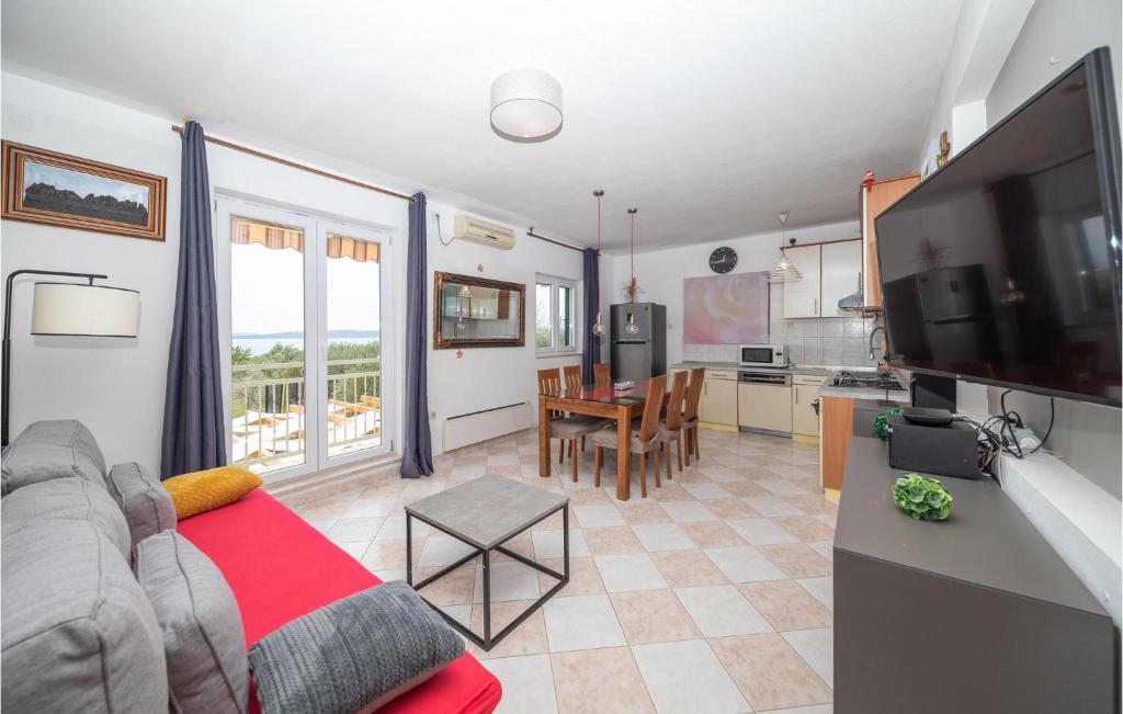 Kuchyňa alebo kuchynka v ubytovaní Holiday Home Kastel Gomilica With Sea View I