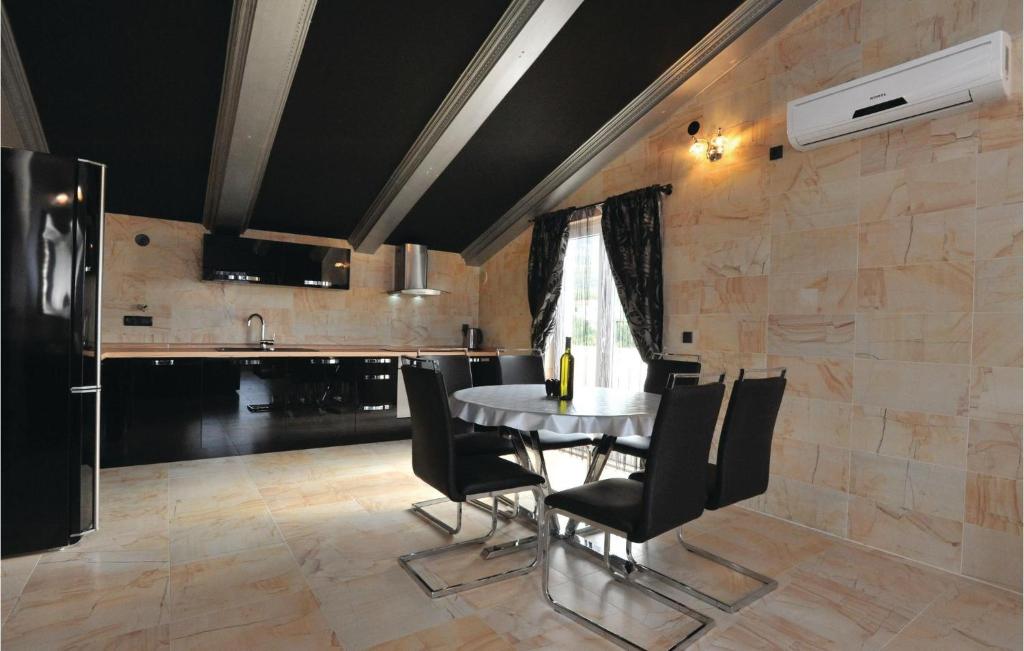 Kuchyňa alebo kuchynka v ubytovaní Holiday Home Vlaska Iii