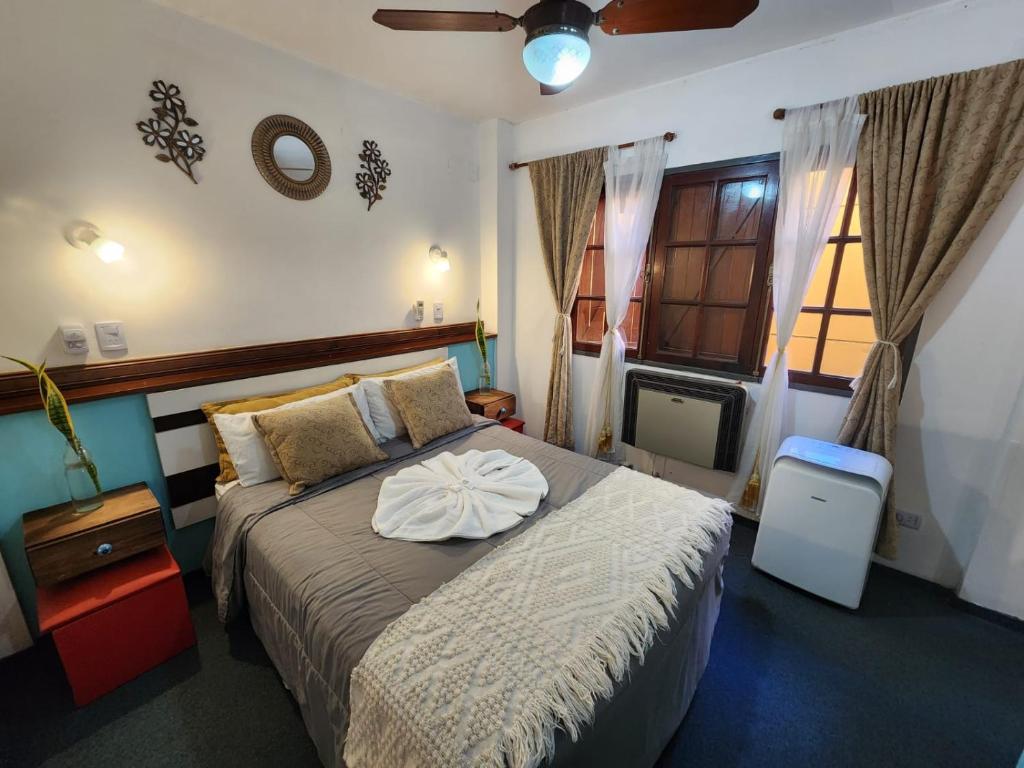 une chambre avec un lit avec une fleur dessus dans l'établissement Hostel & Spa Mediterránea, à Córdoba