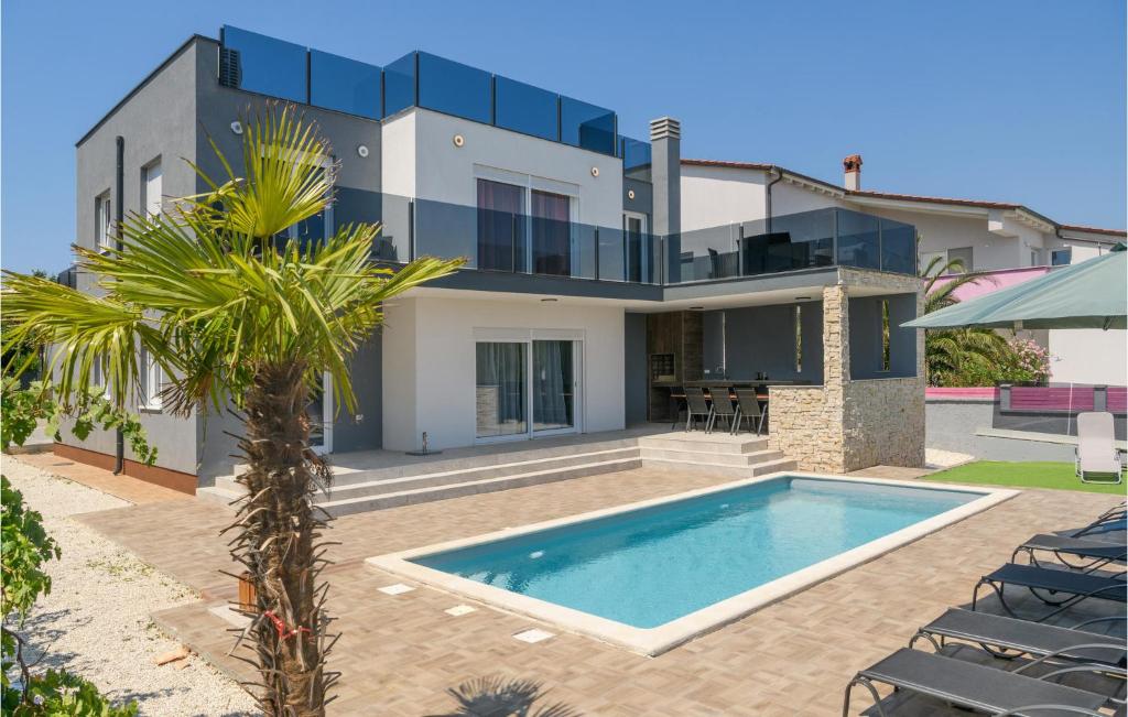 Bazén v ubytovaní 5 Bedroom Stunning Home In Liznjan alebo v jeho blízkosti