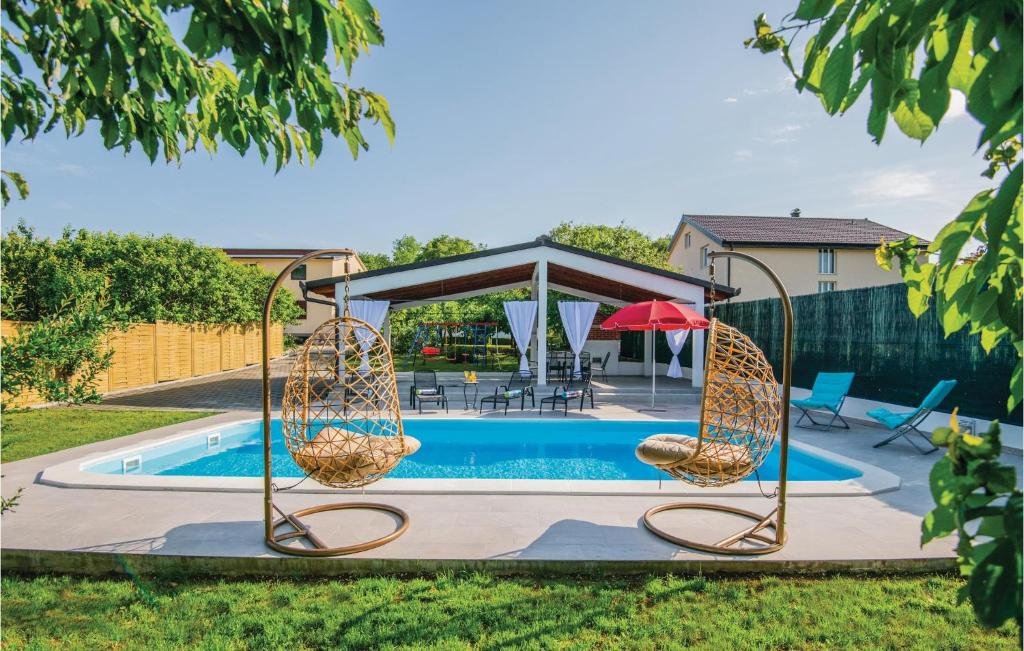 Three-Bedroom Holiday Home In Prolozac Donji