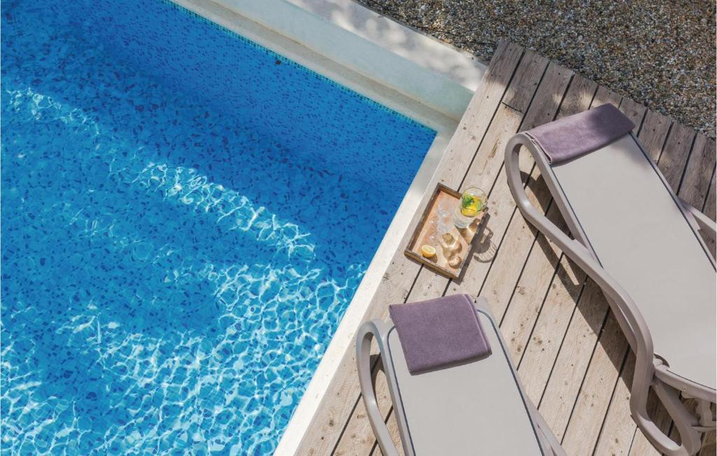 Bazén v ubytovaní 3 Bedroom Cozy Apartment In Makarska alebo v jeho blízkosti