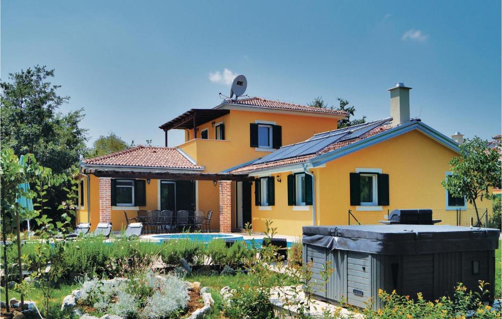 żółty dom z basenem przed nim w obiekcie Nice Home In Rezanci With Wifi w mieście Režanci