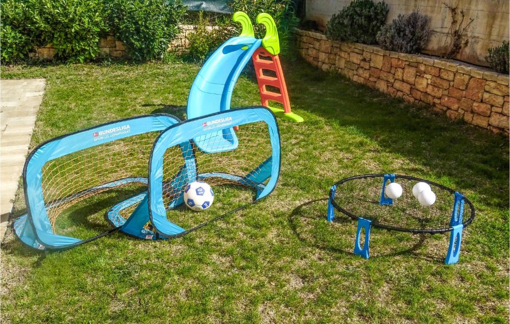Plac zabaw dla dzieci w obiekcie Awesome Home In Putini