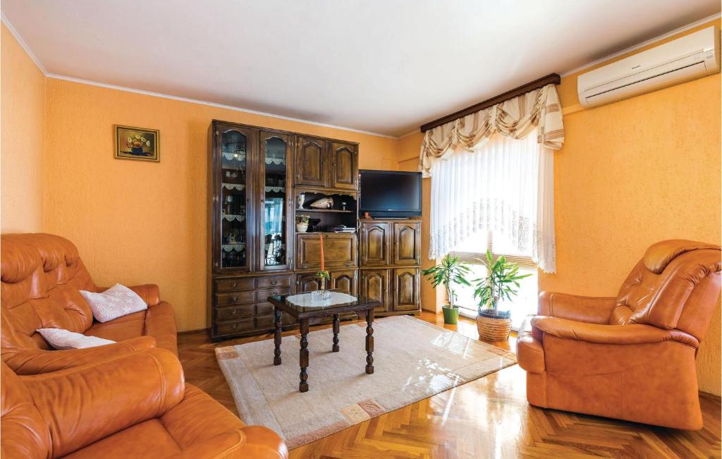 Posezení v ubytování 3 Bedroom Stunning Apartment In Senj